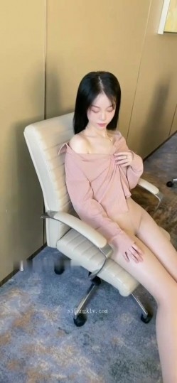 美术老师兼秀人网女神模特【一颗甜蛋黄a】土豪私人订制露三点假屌自慰反差类型的宝藏女孩 截图11