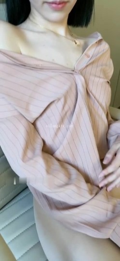 美术老师兼秀人网女神模特【一颗甜蛋黄a】土豪私人订制露三点假屌自慰反差类型的宝藏女孩 截图13
