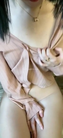 美术老师兼秀人网女神模特【一颗甜蛋黄a】土豪私人订制露三点假屌自慰反差类型的宝藏女孩 截图16