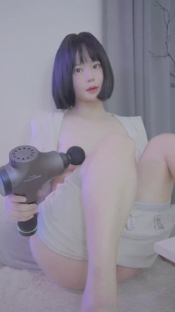露脸反差母狗，清纯美乳女菩萨【bravoyuji】福利视图，骚到极致，用椅子扶手蹭逼自慰 截图8