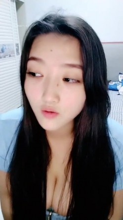 新人，甜美安徽小美女，第一炮就这么不同凡响，【可爱的小妮妮】，男友约个单男来3P，刮毛白虎粉穴遭 截图5