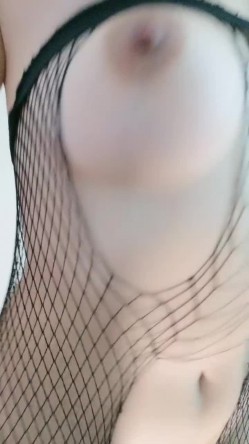 极品淫娃小荡妇，全程露脸性感火辣艳舞，情趣丝袜装，揉奶玩逼淫声荡语道具抽插骚穴，精彩不要错过好刺激 截图4