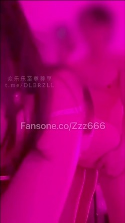 专攻高颜值网红台湾泡良大神「郑原创」FO私拍，纯欲反差C奶妹生日篇，从沙发到桌前玩来玩去，干了一会儿就开始喷水了 截图12