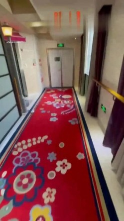 终极反差，穷人女神富人母狗，属性拉满，大神豪宅圈养极品性奴母狗日常调教，舔脚喝尿啪啪各种花样SM羞辱 截图2