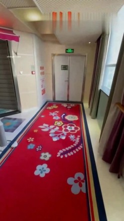 终极反差，穷人女神富人母狗，属性拉满，大神豪宅圈养极品性奴母狗日常调教，舔脚喝尿啪啪各种花样SM羞辱 截图4