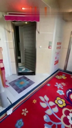 终极反差，穷人女神富人母狗，属性拉满，大神豪宅圈养极品性奴母狗日常调教，舔脚喝尿啪啪各种花样SM羞辱 截图6