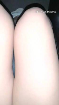 02妹妹短发萌妹子和炮友驾车户外车震，后座口交上位骑坐抽插猛操 截图1