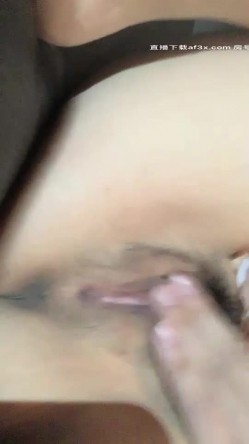 02妹妹短发萌妹子和炮友驾车户外车震，后座口交上位骑坐抽插猛操 截图2