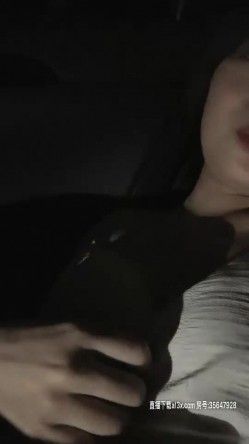 02妹妹短发萌妹子和炮友驾车户外车震，后座口交上位骑坐抽插猛操 截图3