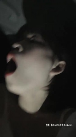 02妹妹短发萌妹子和炮友驾车户外车震，后座口交上位骑坐抽插猛操 截图4