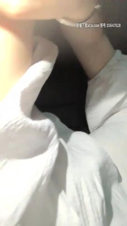 02妹妹短发萌妹子和炮友驾车户外车震，后座口交上位骑坐抽插猛操 截图14