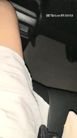 02妹妹短发萌妹子和炮友驾车户外车震，后座口交上位骑坐抽插猛操 截图15