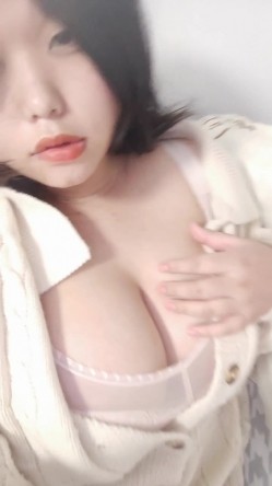 推荐，巨乳学妹，超级大奶子，这扑面而来的压迫感，爱了！【18岁e奶学妹】，露脸好评，纯天然的震撼 截图1
