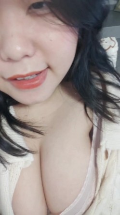 推荐，巨乳学妹，超级大奶子，这扑面而来的压迫感，爱了！【18岁e奶学妹】，露脸好评，纯天然的震撼 截图3