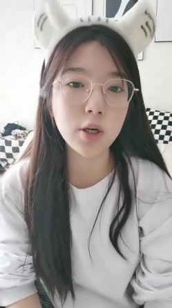 极品大眼萌妹纸- 四眼 骚逼干涸，想被人操了，抖动巨臀巨乳，震撼！ 截图1