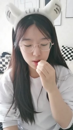 极品大眼萌妹纸- 四眼 骚逼干涸，想被人操了，抖动巨臀巨乳，震撼！ 截图2
