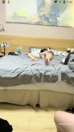 AVOVE 一双筷子般的美腿甜美小美眉，身材一级棒，把她灌醉了再操她 截图8