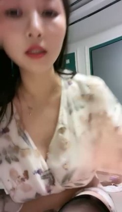 极品巨乳-刚生完娃儿的宝妈：奶水充足，下面也饥渴如洪水，湿润一塌煳涂，好久没操逼了，一摸久湿！ 截图1