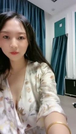 极品巨乳-刚生完娃儿的宝妈：奶水充足，下面也饥渴如洪水，湿润一塌煳涂，好久没操逼了，一摸久湿！ 截图2