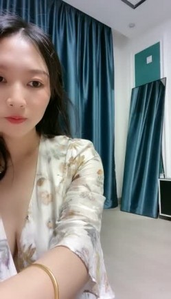 极品巨乳-刚生完娃儿的宝妈：奶水充足，下面也饥渴如洪水，湿润一塌煳涂，好久没操逼了，一摸久湿！ 截图5