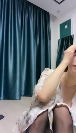 极品巨乳-刚生完娃儿的宝妈：奶水充足，下面也饥渴如洪水，湿润一塌煳涂，好久没操逼了，一摸久湿！ 截图7