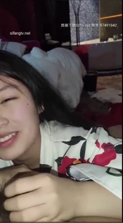颜值不错长相甜美萌妹和炮友互玩，舔弄口交毛毛浓密翘起屁股，大姨妈塞着棉棒玻璃棒爆菊 截图1
