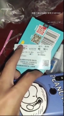 颜值不错长相甜美萌妹和炮友互玩，舔弄口交毛毛浓密翘起屁股，大姨妈塞着棉棒玻璃棒爆菊 截图16