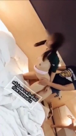 【网曝门事件】泰国中央警校校花Jessie不雅性爱视频流出 制服美女和男友开房做爱多姿势爆操 截图1