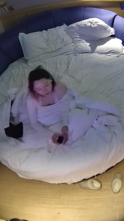 酒店偷拍白皙甜美女和纹身男友入住酒店三天吃饭日常啪啪 截图9