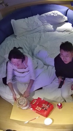 酒店偷拍白皙甜美女和纹身男友入住酒店三天吃饭日常啪啪 截图10