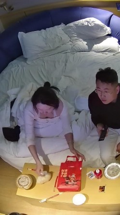 酒店偷拍白皙甜美女和纹身男友入住酒店三天吃饭日常啪啪 截图11