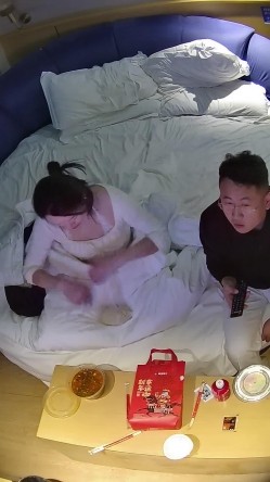 酒店偷拍白皙甜美女和纹身男友入住酒店三天吃饭日常啪啪 截图12