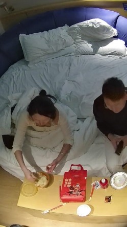 酒店偷拍白皙甜美女和纹身男友入住酒店三天吃饭日常啪啪 截图13