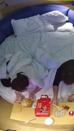 酒店偷拍白皙甜美女和纹身男友入住酒店三天吃饭日常啪啪 截图15