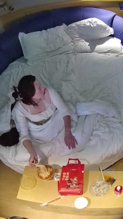 酒店偷拍白皙甜美女和纹身男友入住酒店三天吃饭日常啪啪 截图16