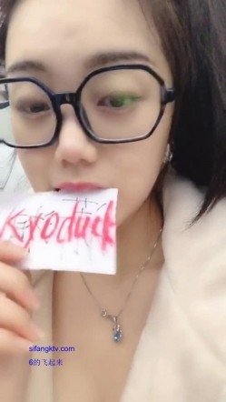 私圈土豪高价定制~高颜值大二露脸美女【吴小姐】学校宿舍、卫生间道具疯狂紫薇淫语挑逗 截图3