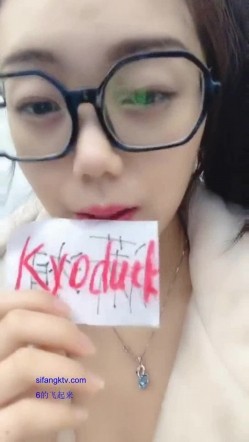 私圈土豪高价定制~高颜值大二露脸美女【吴小姐】学校宿舍、卫生间道具疯狂紫薇淫语挑逗 截图4