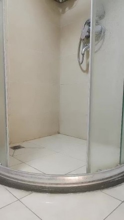 纹身少女跟两个小哥哥玩3P，露脸被小哥在床上各种抽插爆草玩弄骚穴，口交大鸡巴把自己都累换了还不被放过 截图8