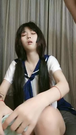 纹身少女跟两个小哥哥玩3P，露脸被小哥在床上各种抽插爆草玩弄骚穴，口交大鸡巴把自己都累换了还不被放过 截图9