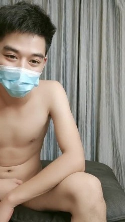 纹身少女跟两个小哥哥玩3P，露脸被小哥在床上各种抽插爆草玩弄骚穴，口交大鸡巴把自己都累换了还不被放过 截图10
