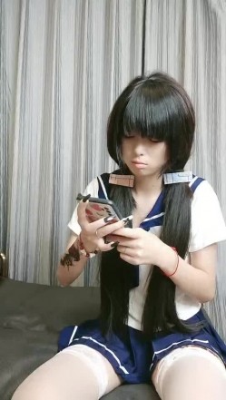 纹身少女跟两个小哥哥玩3P，露脸被小哥在床上各种抽插爆草玩弄骚穴，口交大鸡巴把自己都累换了还不被放过 截图11