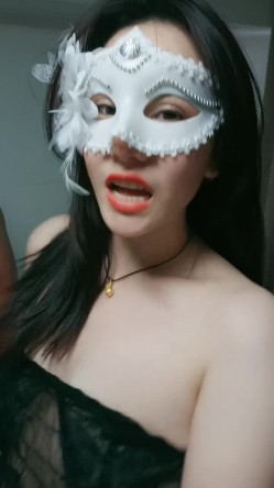 一龙三凤小哥大战3个风骚大姐，情趣装丝袜诱惑，让小哥揉奶玩逼口交大鸡巴，床上轮草三女浪叫不断精彩刺激 截图5