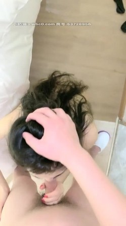 【Avove】系列合集，野战爱好者，带着炮友各地留精，最爱无毛肥逼包臀裙肉丝 截图9