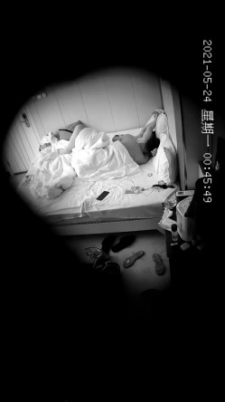 最新情趣酒店摄像头偷拍旅游结婚的新婚小夫妻还自备按摩棒热身搞得妹子好爽 截图8