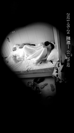 最新情趣酒店摄像头偷拍旅游结婚的新婚小夫妻还自备按摩棒热身搞得妹子好爽 截图13