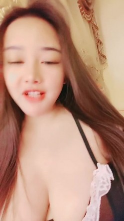 肉欲系甜美小姐姐！性感肥臀大奶子！没穿内裤掰开肥穴，揉捏巨乳一脸淫骚，厕所尿尿太骚了 截图7