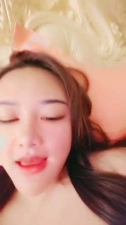 肉欲系甜美小姐姐！性感肥臀大奶子！没穿内裤掰开肥穴，揉捏巨乳一脸淫骚，厕所尿尿太骚了 截图8