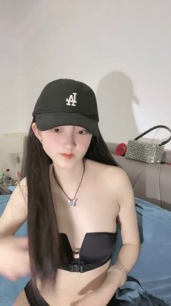 你的04年小情妇，高颜值露脸诱惑，来大姨妈了还那么骚，给狼友看血逼逼，给大哥喂着奶舔大哥乳头口爆大鸡巴 截图2