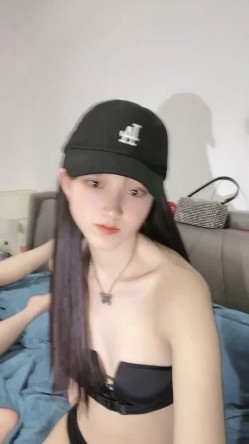 你的04年小情妇，高颜值露脸诱惑，来大姨妈了还那么骚，给狼友看血逼逼，给大哥喂着奶舔大哥乳头口爆大鸡巴 截图3