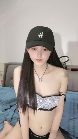 你的04年小情妇，高颜值露脸诱惑，来大姨妈了还那么骚，给狼友看血逼逼，给大哥喂着奶舔大哥乳头口爆大鸡巴 截图4